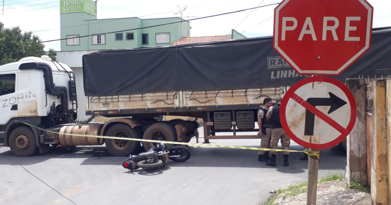 motociclista para debaixo de carreta 2