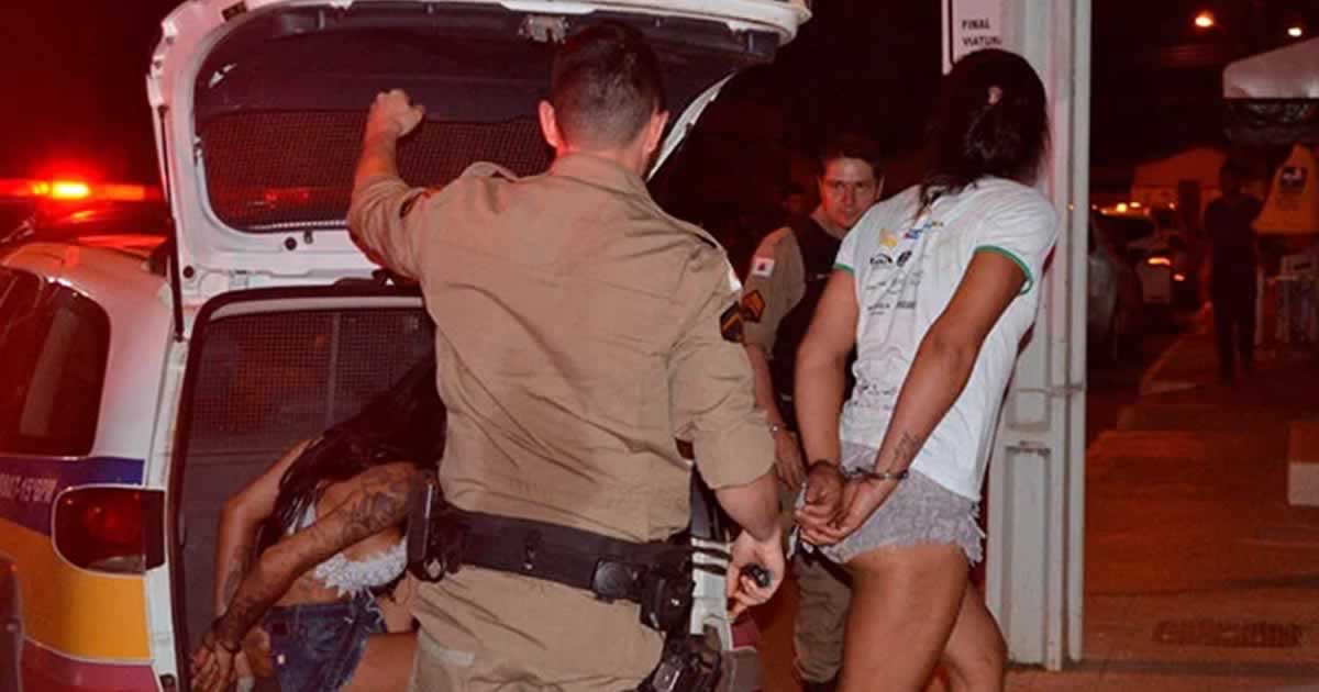 04 10 policia prende mulher e travestis 2
