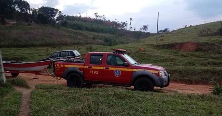 17 10 mulher morta dentro de lago