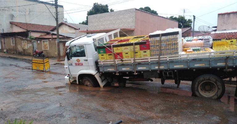 24 01 20 caminhao joao pinheiro asfalto 1
