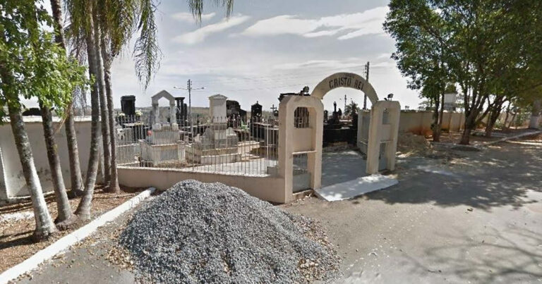 28 01 20 jovens tiram selfie com ossada
