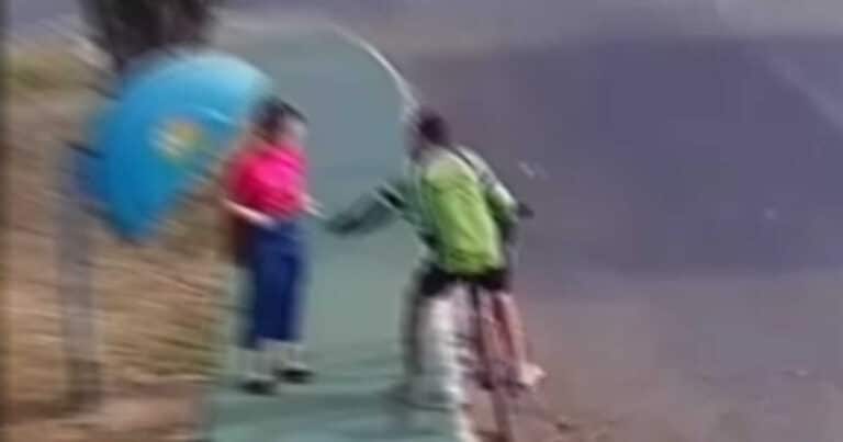 04 02 20 ladrao roubando celular de bike 1
