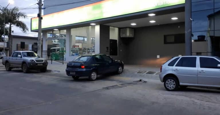 02 03 20 estacionamento farmacia drugstore