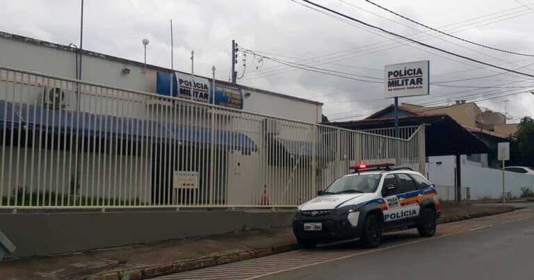 31 08 20 homem tenta atear fogo em viatura