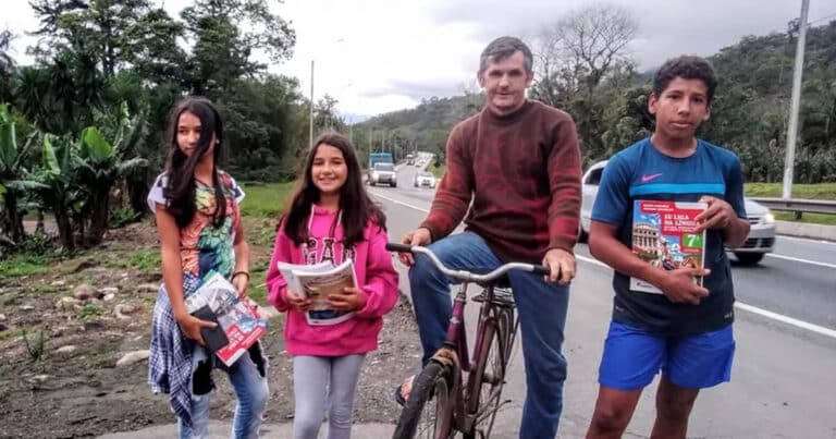 13 10 20 homem pedala 28 km por semana para filhos estudarem