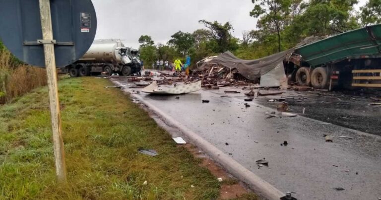 23 10 20 caminhoes batem de frente na br 040 em paracatu 2