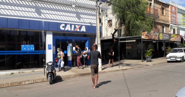 27 10 20 homem deposita dinheiro na conta de estelionatario