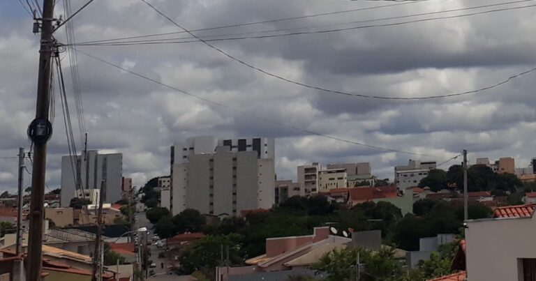 03 11 20 dia nublado em joao pinheiro