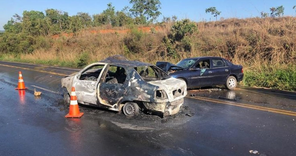 Veículo Pega Fogo Ao Bater De Frente Com Outro Carro Na BR-365 E Mulher ...