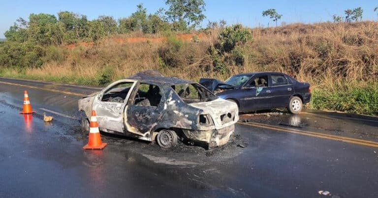 08 11 20 acidente na br 365 mulher morre carbonizada