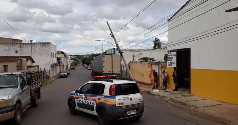 08 01 21 caminhao fios poste