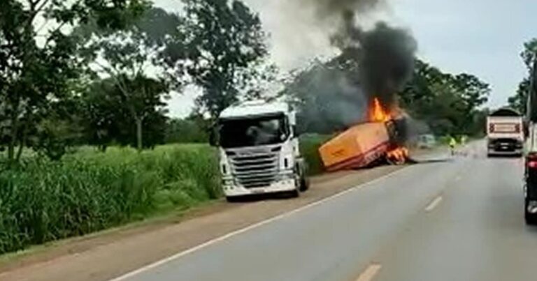 12 01 21 carreta pega fogo na br 040