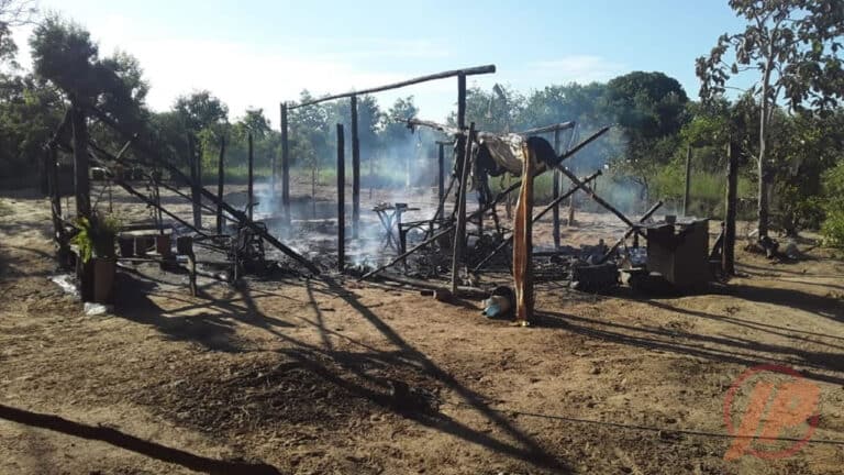 01 02 21 barraco pega fogo e familia precisa de ajuda