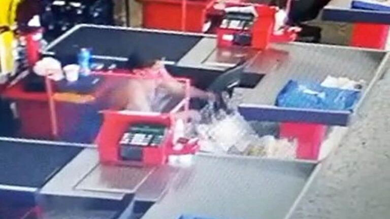 03 02 21 mulher sai sem pagar de supermercado