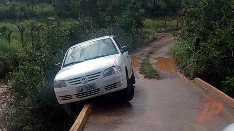 17 02 21 carro pendurado em ponte zona rurakl