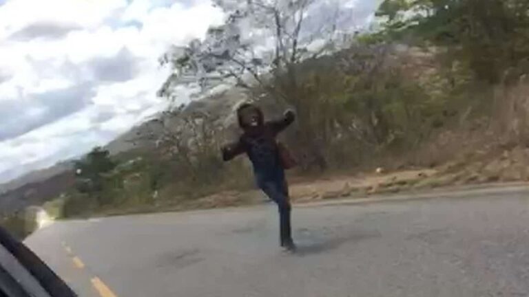 25 02 21 fato ou fake video de mulher com surto