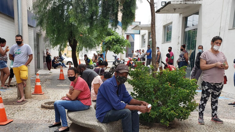 04 03 21 fila da caixa em joao pinheiro
