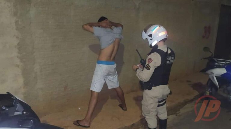 08 03 21 homem que bebida na porta de casa preso