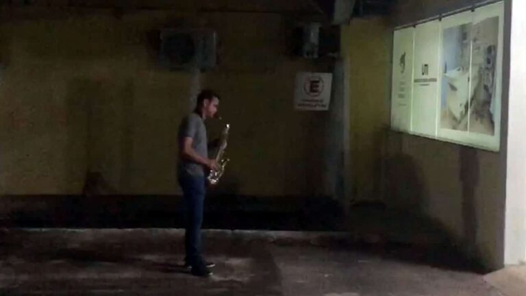 15 03 21 saxofonista homenagem aos medicos e profissionais da saude 1