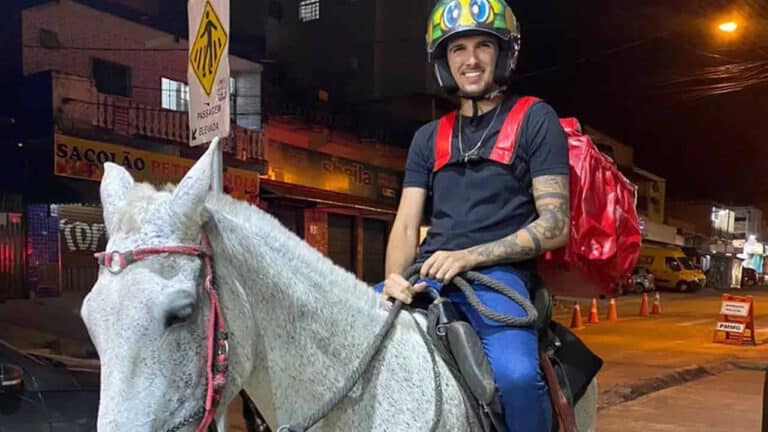 22 03 21 homem usa cavalo para delivery
