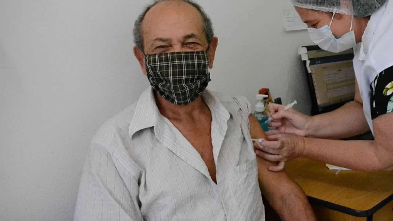 23 03 21 vacinacao idosos em joao pinheiro