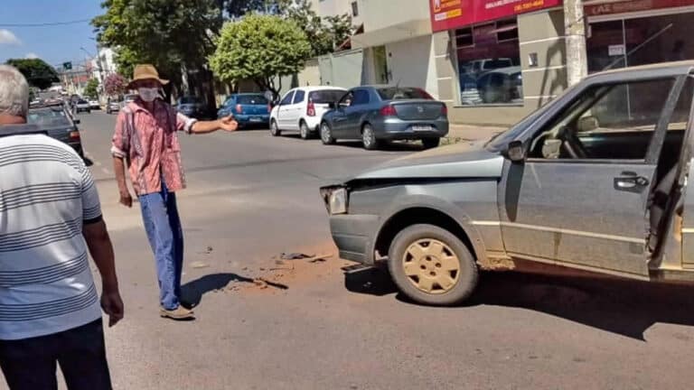 31 03 21 acidente no centro de joao pinheiro