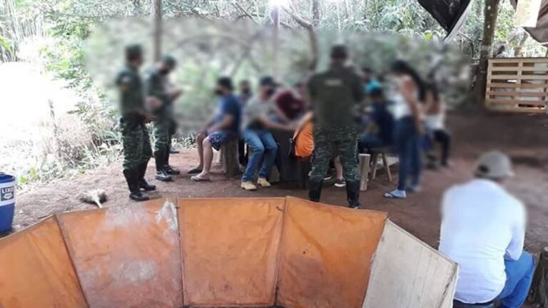 Foto do momento em que polícia chega em evento clandestino