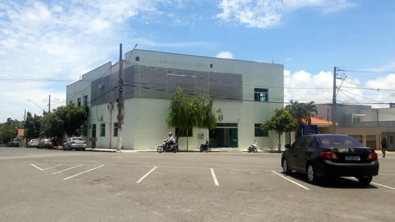 Imagem mostra fachada da câmara de vereadores em João pinheiro