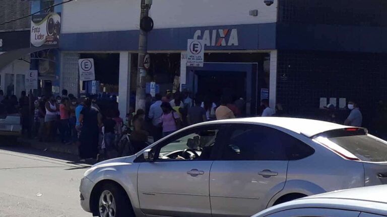 Pessoa aglomeradas em fila na Caixa Econômica de João Pinheiro