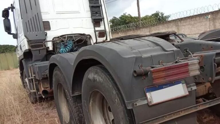 Foto do caminhão que carregava carga de cerveja avaliada em mais de R$ 100 mil que suspostamente foi roubada
