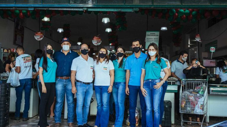Família Líder unida para foto na porta do Supermercado