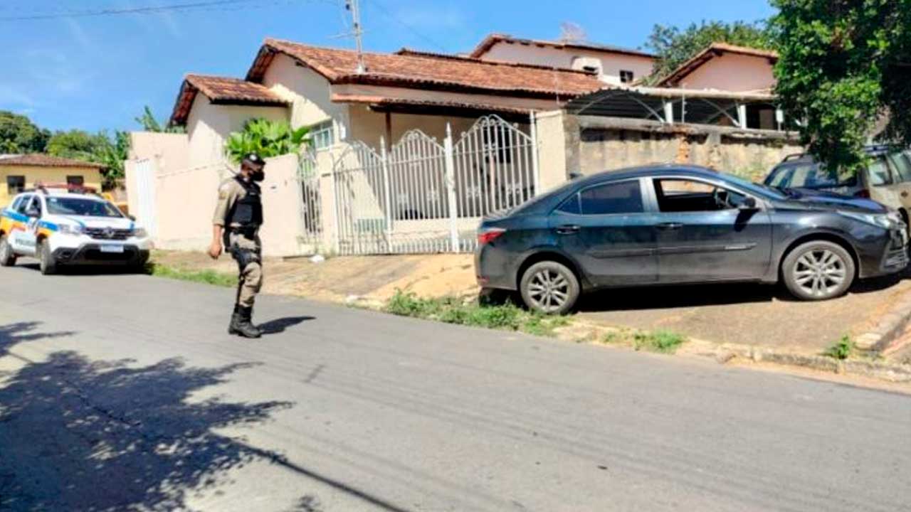 Veículo desgovernado arrasta motorista após acidente no Centro de João Pinheiro - Foto: Reprodução Sputnik Voz do Povo
