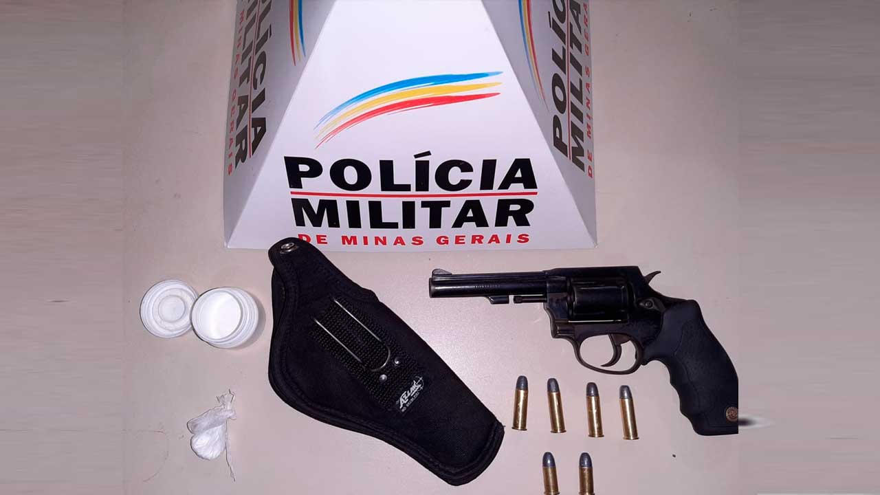 Arma e porção de cocaína apreendida pela polícia