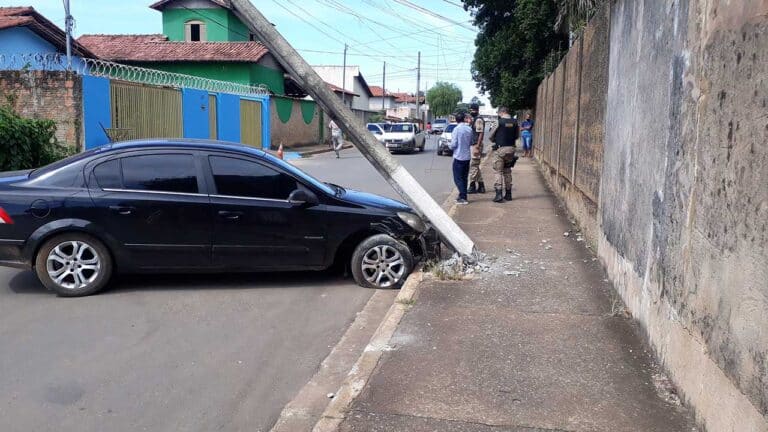 Veículo GM Vectra ficou com parte da dianteira destruída