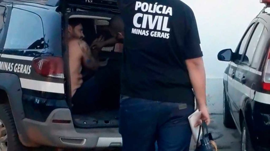 Suspeito preso pela Polícia Civil sendo conduzindo para Paracatu