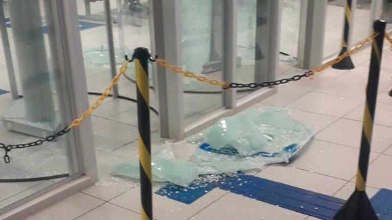 Porta giratória quebrada após ataque de fúria de cliente