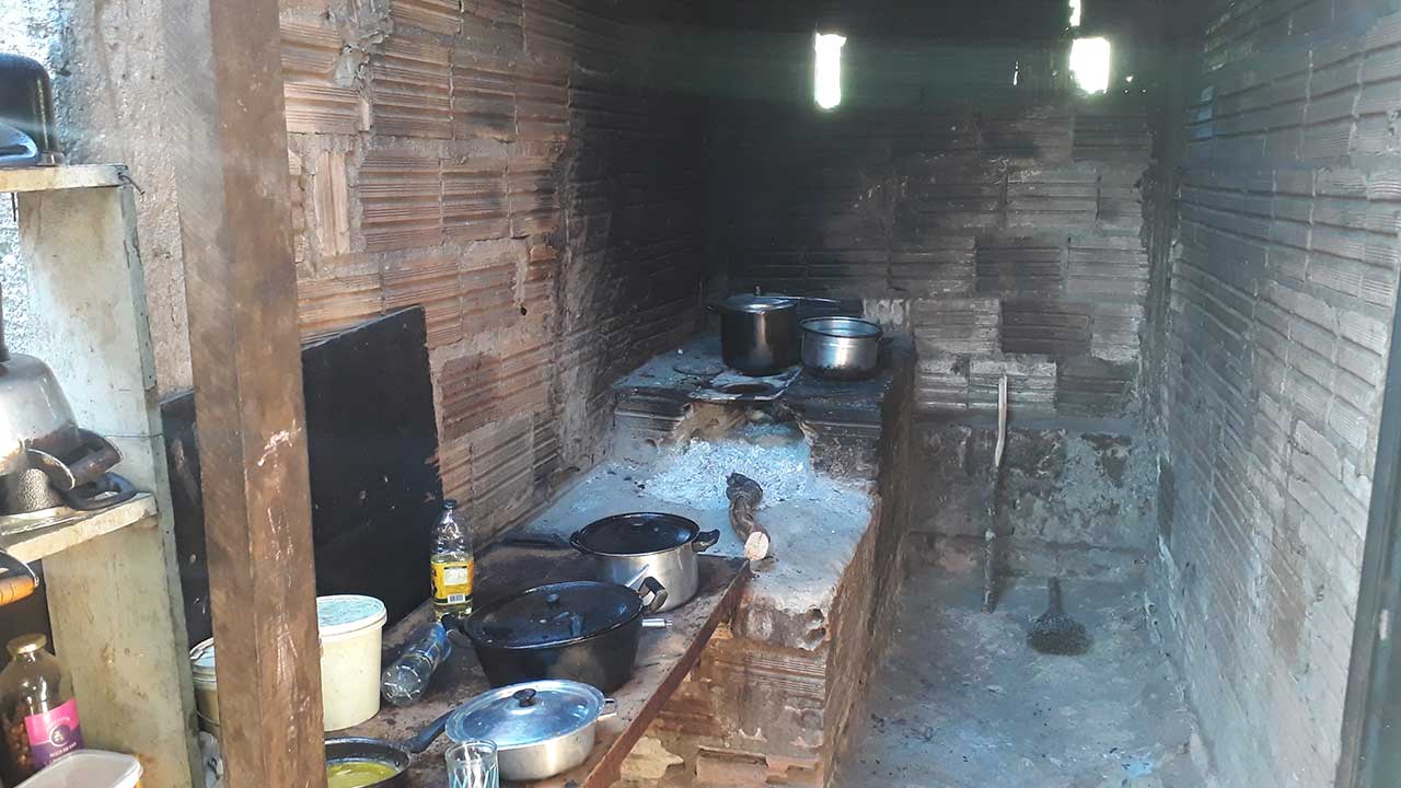 Cozinha principal da família, devida a alta do gás é utilizado lenha