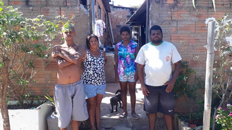 Parte dos moradores da casa reunidos na entrada da residência