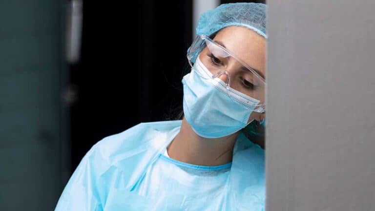 Medica pensativa e exausta da luta contra a Covid-19