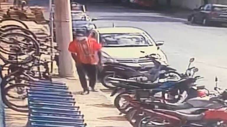 Momento exato que o homem cometeu o crime e levou uma bicicleta