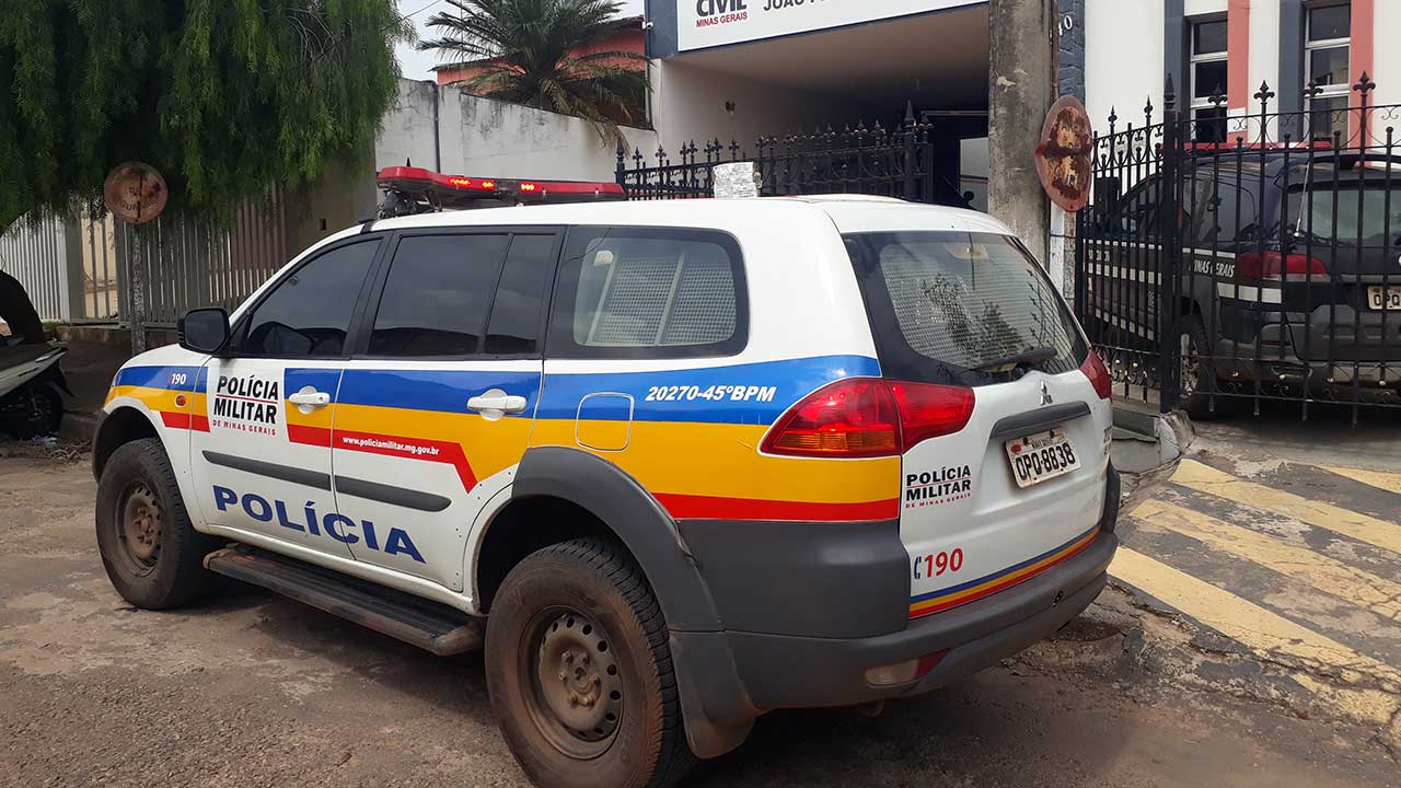Viatura policial na porta da delegacia de João Pinheiro