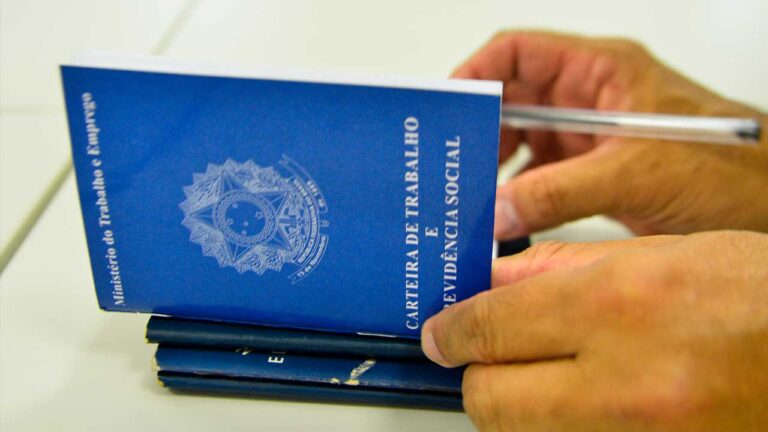 Ato de assinar a carteira de trabalho