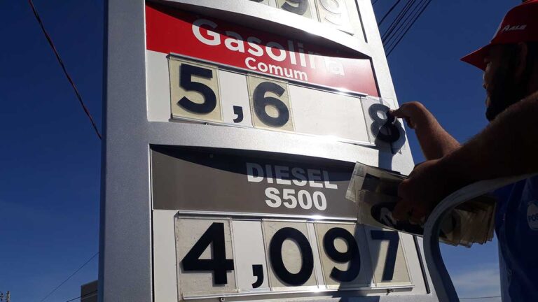 Funcionário alterando preço da gasolina e diesel