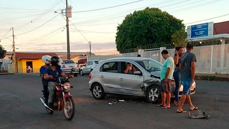 Veículo ficou danificado com a colisão