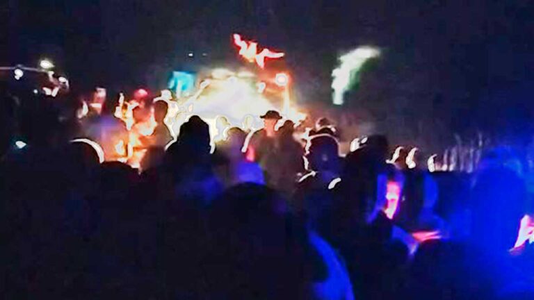 Jovens se aglomerando em estrada vicinal para festejar