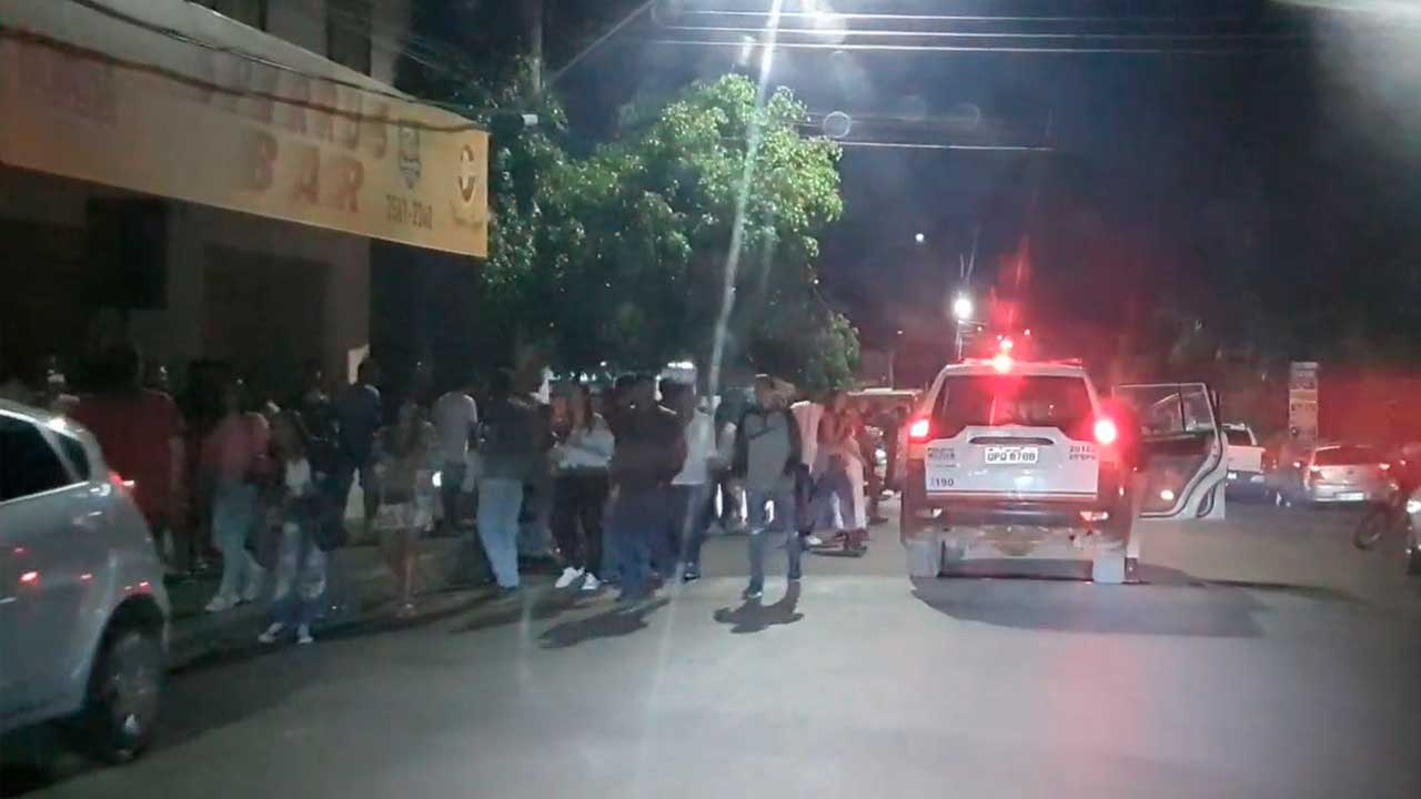 Vídeo de jovens se aglomerando em porta de bar na noite de sexta-feira (17) em João Pinheiro