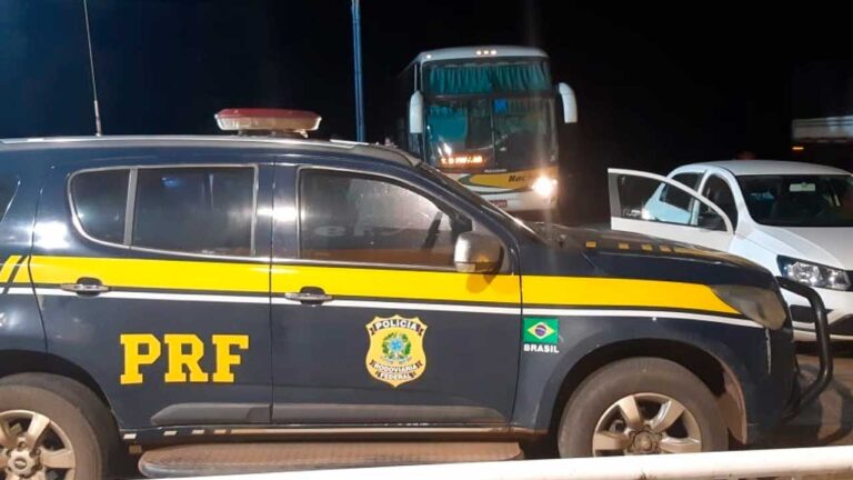 Momento exato em que jovem desce do ônibus para acionar a PRF
