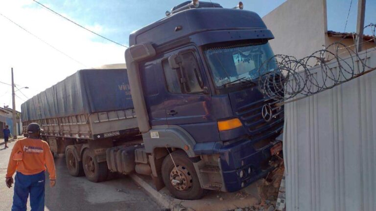 Carreta parou após colidir com muros de residência