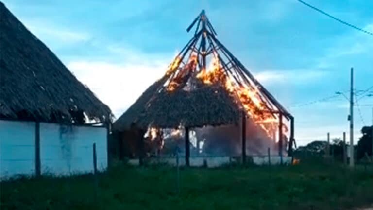 Rancho comunitário incendiado