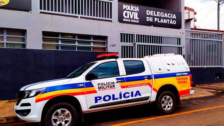 Viatura na porta da delegacia em Patos de Minas